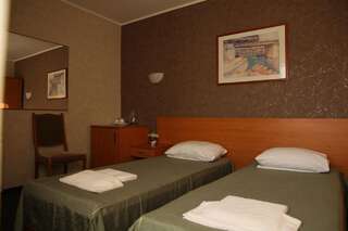Гостиница Алушта Алушта Стандартный двухместный номер с 2 отдельными кроватями-2